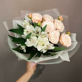 Istina s kustovimi rozami i al_stromeriyami