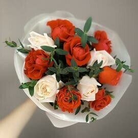 11 крупные белые и красные крупные розы