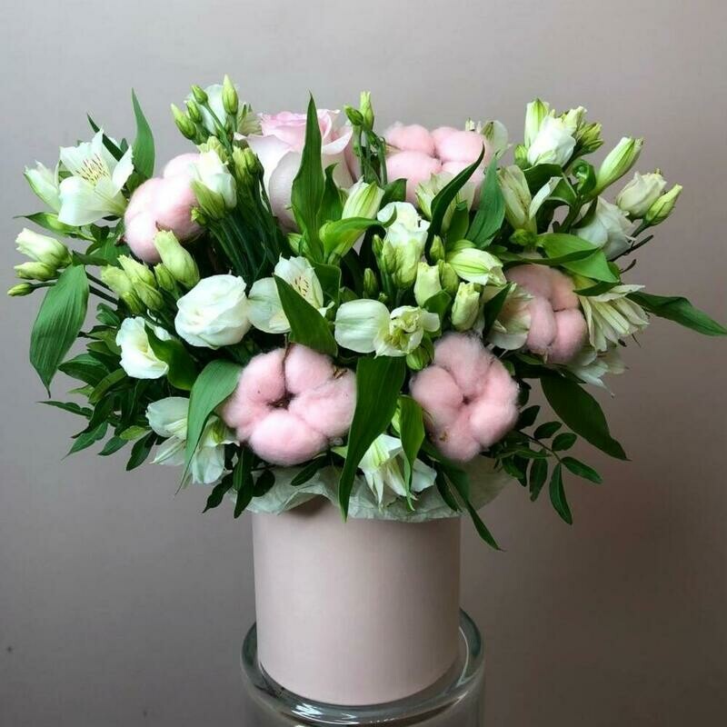 Композиция с розой, эустомой, альстромерией и хлопком , стандартный