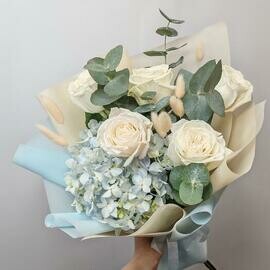 Белые пион розы и гортензия