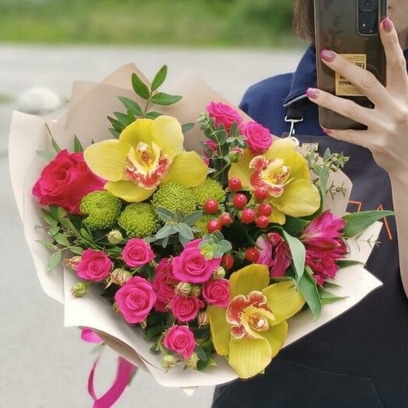 Ягодный пунш орхидея и кустовые розы, стандартный