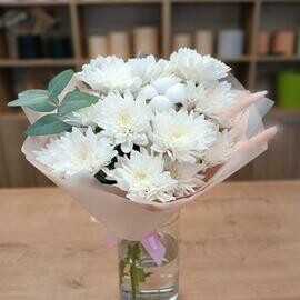 Белый букет из хризантем с хлопком и эвкалиптом