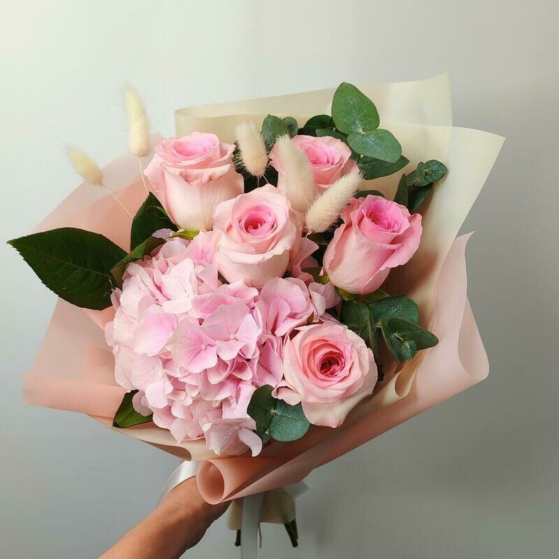 Розовая гортензия и розовые розы, стандартный