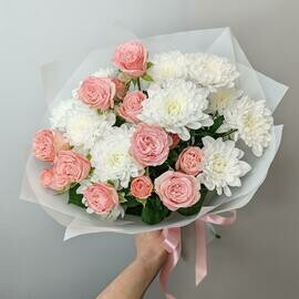 Кустовые розы и белая хризантема