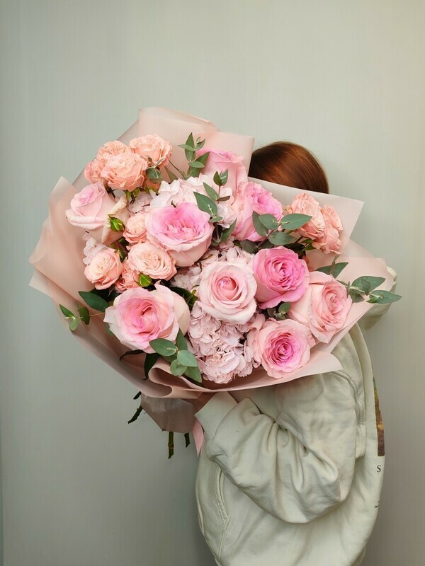 Милая с розовыми розами и Гортензиями, премиум