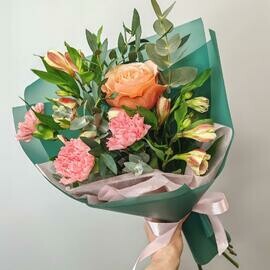 Сказка, роза и альстромерия