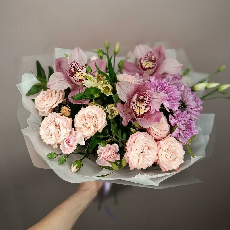 Vozdushnij potceluj orhideya i kustovaya pion.rozi, standart