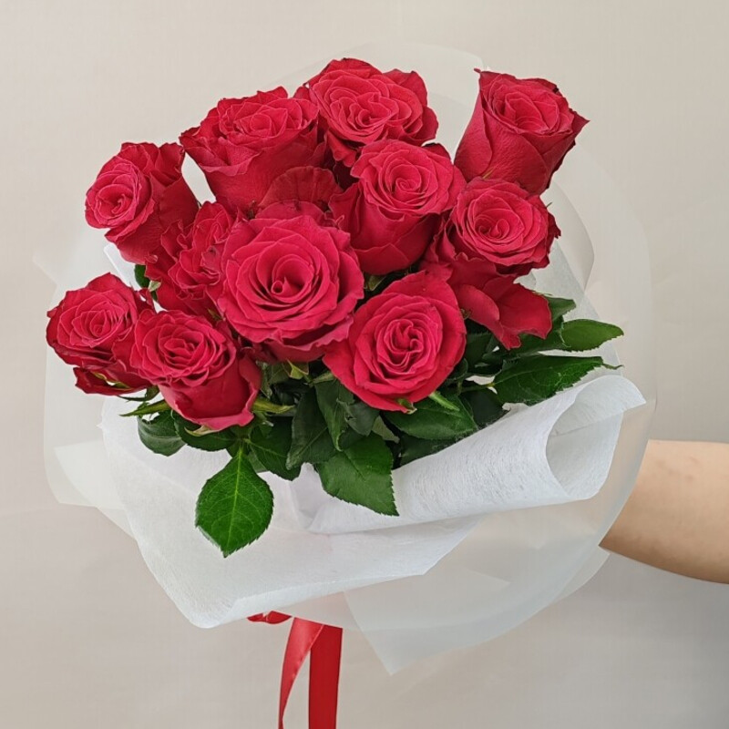 11 ярких красных роз в пышном оформлении, 11 красных роз с пышном оформлении
