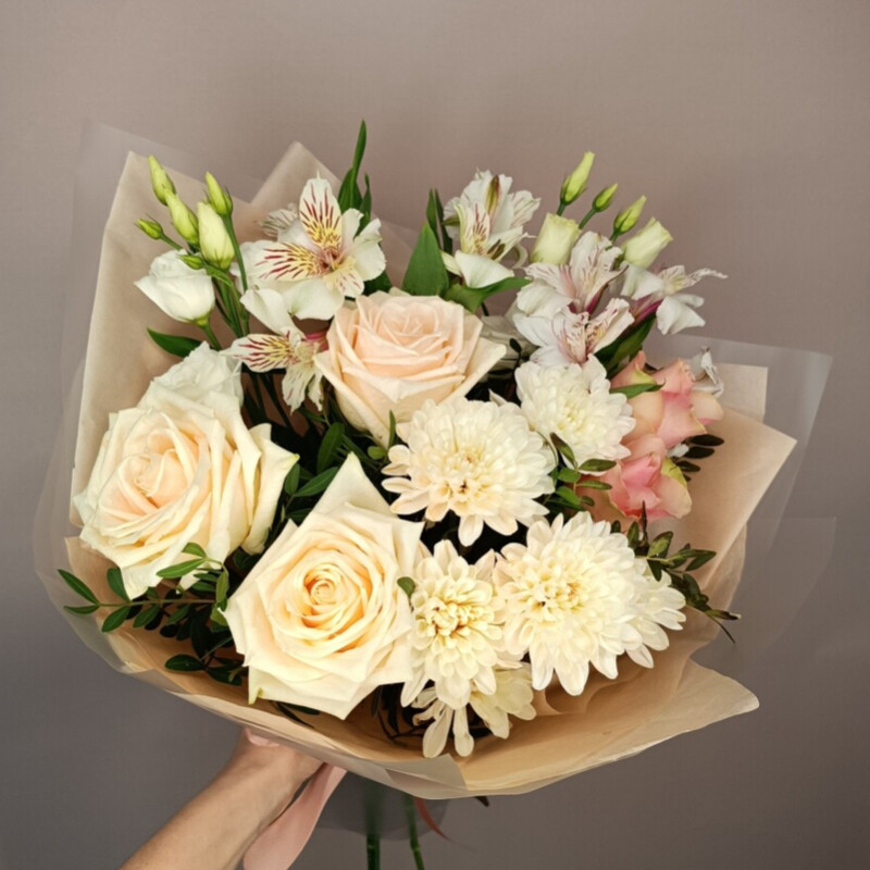 Белоснежный букет с розами , стандартный