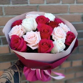 15 разноцветных роз в стильном оформлении