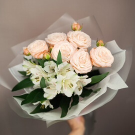 Стойкий букет с кустовой розой