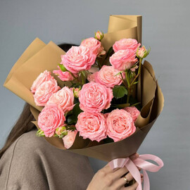 3 нежных кустовых розы