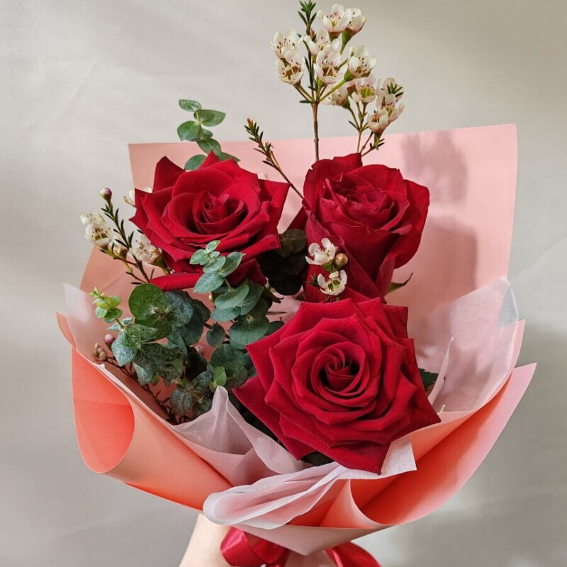 3 Krasnih rozi s evkaliptom, standart