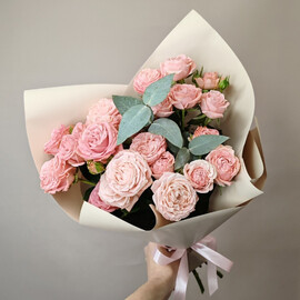 5 Кустовых роз с эвкалиптом