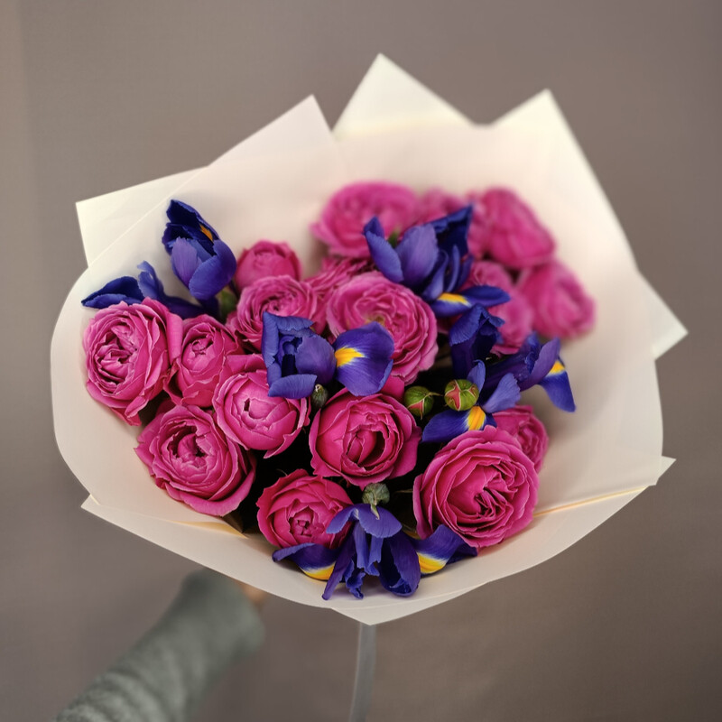 Контрастный букет с ирисами, стандартный