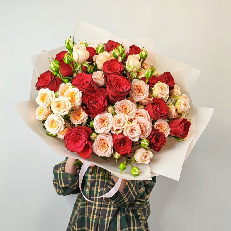 Elegantnij s krasnimi i kustovimi rozami, standart