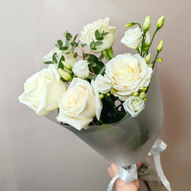 5 белых роз и эустома