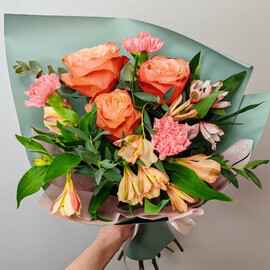 Пионовидные розы и альстромерия