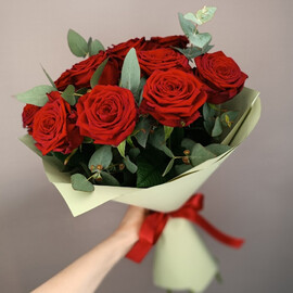 11 красных роз с эвкалиптом