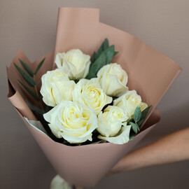 7 белых роз и эвкалипт