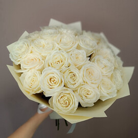 25 пионовидных белых роз