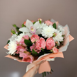 Бабочки, с орхидеей и кустовыми розами