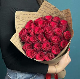 Букет роз в крафте 