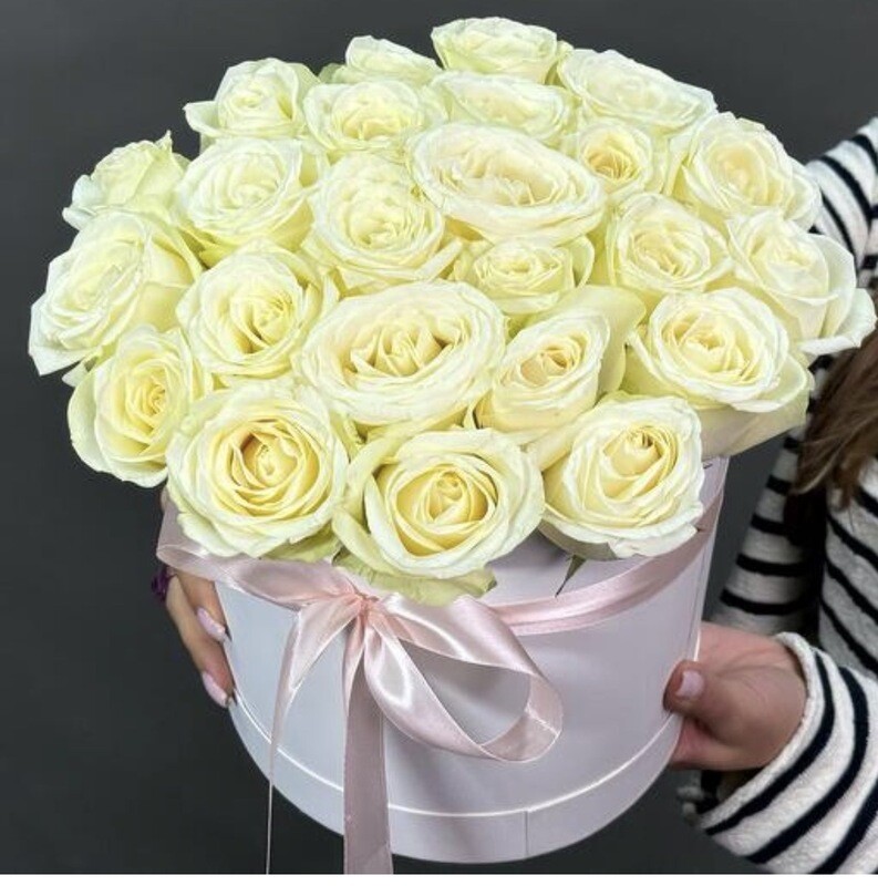 25 roz v shlyapnoj korobke, 25 belih roz v shlyapnoj korobke