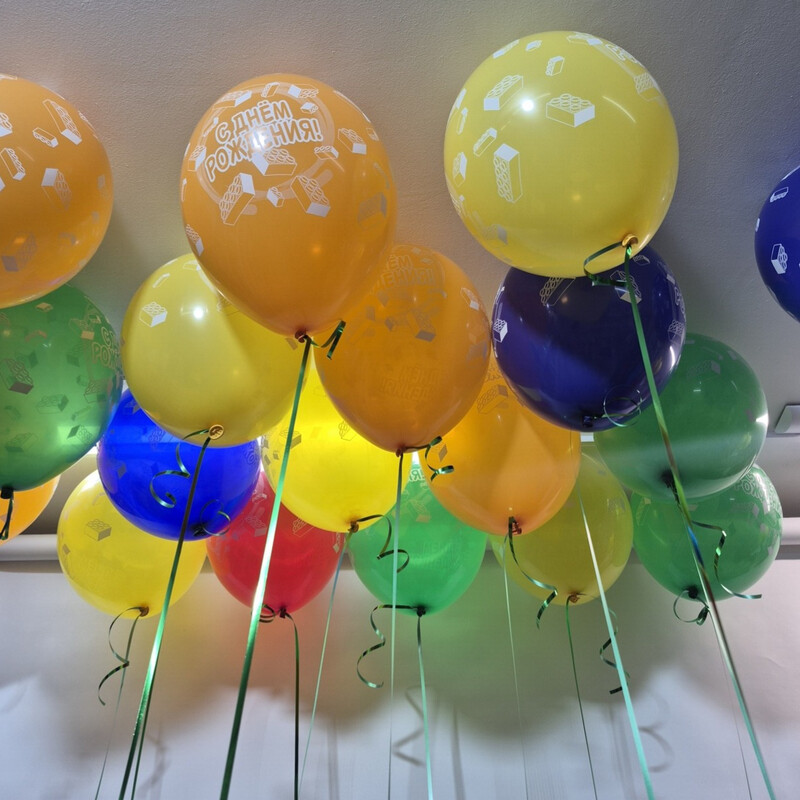 A set of balloons with an inscription on the ceiling, balloons with helium, balloons for a holiday, standart