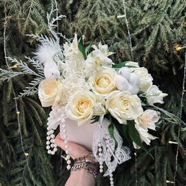 Милая птичка  цветы в коробке