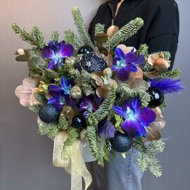 Композиция на стол с нобилисом и орхидеями