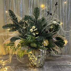 Kompozitciya na stol v zolotoj keramicheskoj vaze novogodnyaya