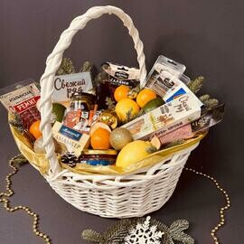 Корзина новодних угощений