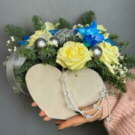 Сердечные поздравления с голубыми орхидеями