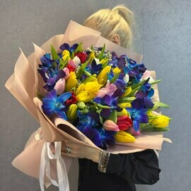 Микс тюльпанов с орхидеями