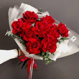 Buket Frantcuzskih roz Eksplorer "Karmen"