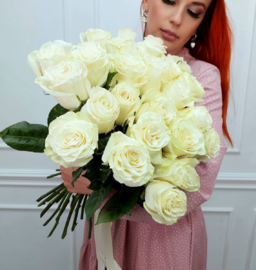 25 белых роз 70 см