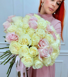 Букет из 51 белой и розовой розы