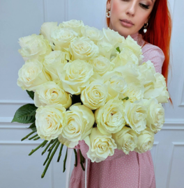35 белых роз