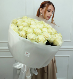 Букет из 51 белой розы с оформлением