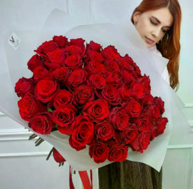 Buket iz 51 krasnoj rozi s oformleniem