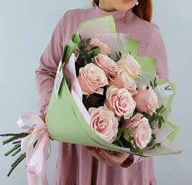 Buket Alisa iz 9 nezhnih roz