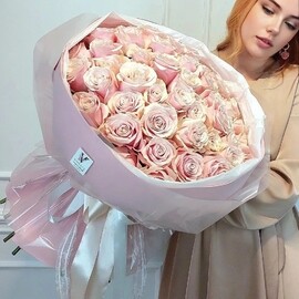 Buket iz 51 rozovoj rozi s oformleniem