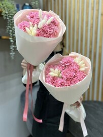 Buket iz 9 diantusov v oformlenii