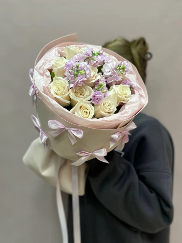 Buket sbornij s rozami i mattioloj, standart