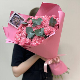 Монобукет из 23 розовых диантусов и эвкалипта