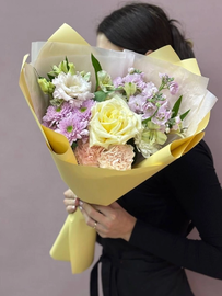 Сборный букет с пионовидной розой 