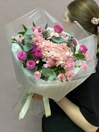 Букет сборный с гортензией и кустовой розой 