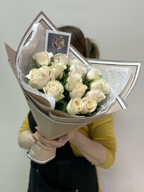 Букет из 15 кенийских роз в оформлении 