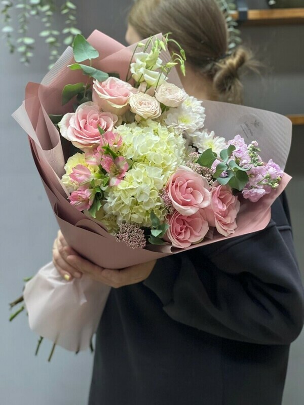 Sbornij buket s gortenziej i rozami, standart